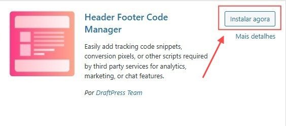 Banner promocional do plugin "Header Footer Code Manager" desenvolvido pela equipe DraftPress, exibido em português. À esquerda, há um ícone estilizado em rosa e branco que representa a estrutura de uma página web. Ao centro, o texto descreve a funcionalidade do plugin, destacando que ele permite adicionar facilmente trechos de código de rastreamento, pixels de conversão ou outros scripts exigidos por serviços de terceiros para fins de análise, marketing ou chat. Abaixo do texto, aparece o crédito "Por DraftPress Team". À direita, há um botão azul com o texto "Instalar agora", acompanhado de uma seta apontando para ele, indicando a ação recomendada. Abaixo do botão, há um link com o texto "Mais detalhes", oferecendo acesso a informações adicionais sobre o plugin.
