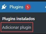Captura de tela de uma interface de gerenciamento de site, possivelmente de um sistema de gerenciamento de conteúdo (CMS), exibida em português. Na parte superior, há uma barra azul com o título "Plugins" e um círculo vermelho com o número 5, indicando cinco notificações ou atualizações pendentes relacionadas a plugins. Abaixo, aparece a seção "Plugins instalados", com a opção "Adicionar plugin" destacada em vermelho, sugerindo onde o usuário pode clicar para instalar novos plugins. A imagem é relevante para administradores de sites que desejam gerenciar ou adicionar funcionalidades por meio de plugins.