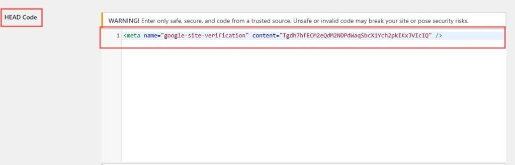 Captura de tela de uma seção de editor de código HTML em uma plataforma de gerenciamento de sites. No topo, há uma mensagem de alerta em destaque que diz: “WARNING! Enter only safe, secure, and code from a trusted source. Unsafe or invalid code may break your site or pose security risks.” Abaixo do aviso, aparece uma caixa rotulada como “HEAD Code”, contendo um trecho de código HTML. O código exibido é uma meta tag de verificação do Google: <meta name="google-site-verification" content="Tgdh7hfECM2eQdM2NPDdwaqSbcX1Ych2pkIKxJVlcIQ" />. A imagem enfatiza a importância de inserir apenas códigos confiáveis para evitar riscos à segurança ou funcionamento do site.