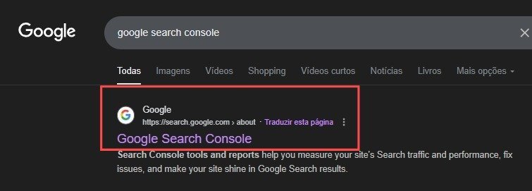 (como colocar site no Google). Captura de tela da página de resultados do Google para a pesquisa "google search console". O primeiro resultado exibido é um link oficial do Google com o título "Google Search Console" e o URL "https://search.google.com". Ao lado do link, há a opção "Traduzir esta página", escrita em português. Abaixo do título, aparece uma descrição que informa que as ferramentas e relatórios do Search Console ajudam a medir o tráfego e desempenho de um site na Pesquisa Google, corrigir problemas e melhorar a visibilidade nos resultados. O layout é típico da interface de busca do Google, com fundo branco e texto em fonte padrão, destacando o resultado principal de forma clara e objetiva.