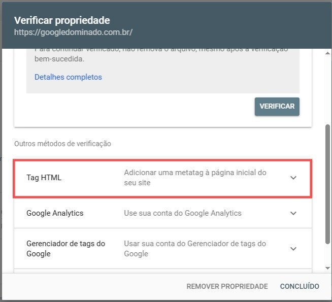 Captura de tela da interface do Google Search Console em português, exibindo a etapa de verificação de propriedade do site "https://googledominado.com.br/". A página apresenta três métodos de verificação: "Tag HTML", com a instrução para adicionar uma metatag à página inicial; "Google Analytics", que permite o uso da conta vinculada; e "Gerenciador de tags do Google", que utiliza a conta do Tag Manager. Abaixo das opções, há dois botões: um azul com o texto "VERIFICAR", indicando a ação para confirmar a propriedade, e outro com o texto "REMOVER PROPRIEDADE", oferecendo a opção de excluir o site da conta. A imagem destaca os métodos disponíveis para validar a posse de um domínio dentro da plataforma.