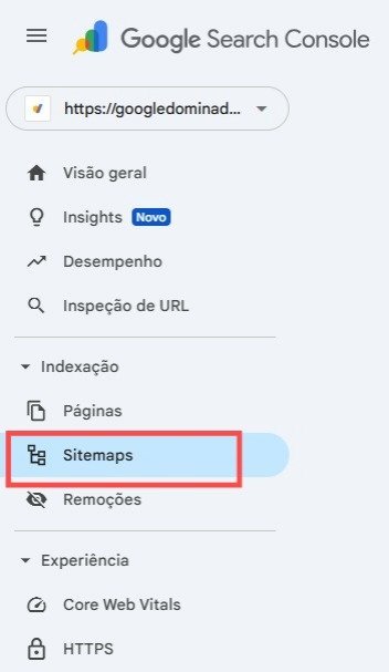Captura de tela da interface do Google Search Console, exibindo o menu de navegação lateral com várias opções relacionadas à gestão de presença online. O item "Sitemaps" está destacado com uma caixa vermelha, indicando foco na seção de envio e monitoramento de sitemaps. Outras opções visíveis incluem "Visão geral", "Insights", "Desempenho", "Inspeção de URL", "Indexação", "Páginas", "Remoções", "Experiência", "Core Web Vitals" e "HTTPS". Na parte superior, há uma barra de busca com a URL parcialmente visível "https://googledominad...", sugerindo que o site em questão está sendo gerenciado. A imagem é útil para ilustrar onde acessar a seção de sitemaps dentro da ferramenta.