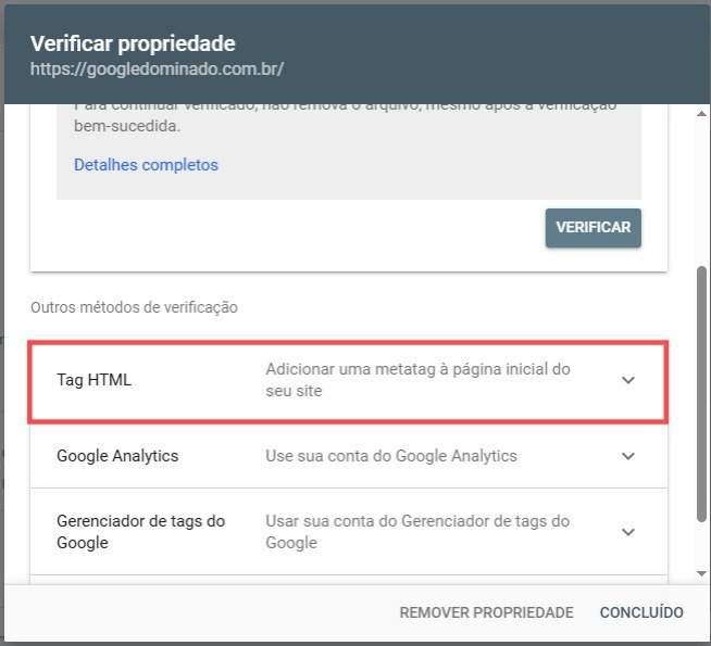 Captura de tela da interface do Google Search Console em português, exibindo a etapa de verificação de propriedade do site "https://googledominado.com.br/". A página apresenta três métodos de verificação: "Tag HTML", com a instrução para adicionar uma metatag à página inicial; "Google Analytics", que permite o uso da conta vinculada; e "Gerenciador de tags do Google", que utiliza a conta do Tag Manager. Abaixo das opções, há dois botões: um azul com o texto "VERIFICAR", indicando a ação para confirmar a propriedade, e outro com o texto "REMOVER PROPRIEDADE", oferecendo a opção de excluir o site da conta. A imagem destaca os métodos disponíveis para validar a posse de um domínio dentro da plataforma.