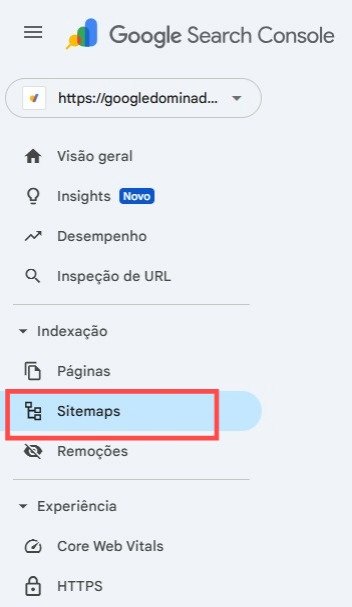 Captura de tela da interface do Google Search Console, exibindo o menu de navegação lateral com várias opções relacionadas à gestão de presença online. O item "Sitemaps" está destacado com uma caixa vermelha, indicando foco na seção de envio e monitoramento de sitemaps. Outras opções visíveis incluem "Visão geral", "Insights", "Desempenho", "Inspeção de URL", "Indexação", "Páginas", "Remoções", "Experiência", "Core Web Vitals" e "HTTPS". Na parte superior, há uma barra de busca com a URL parcialmente visível "https://googledominad...", sugerindo que o site em questão está sendo gerenciado. A imagem é útil para ilustrar onde acessar a seção de sitemaps dentro da ferramenta.