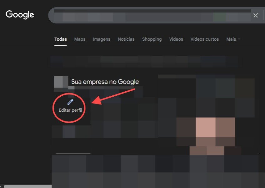 Captura de tela da página de resultados de busca do Google em modo escuro, exibida em português. No topo, aparece o texto "Sua empresa no Google", seguido por um ícone circular com um lápis dentro e o rótulo "Editar perfil", destacado por uma seta vermelha apontando diretamente para ele. O fundo da imagem está fortemente pixelado, ocultando detalhes visuais adicionais, incluindo o possível perfil ou imagem de uma pessoa. A composição sugere que o usuário está visualizando ou gerenciando um perfil comercial diretamente nos resultados de busca do Google.