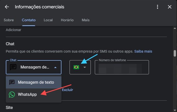 Captura de tela de uma interface digital em português, exibindo a seção "Informações comerciais" sob a aba "Contato", provavelmente parte do perfil de uma empresa em uma plataforma como o Google Meu Negócio. A imagem apresenta opções de canais de comunicação para clientes, incluindo três métodos de chat: "Mensagem de..." com menu suspenso, "Mensagem de texto" e "WhatsApp", este último acompanhado do ícone oficial e selecionado via dropdown. Ao lado, há um campo para inserir o número de telefone, precedido pelo ícone da bandeira do Brasil e o código de país (+55), com parte do número ocultada por privacidade. Também são visíveis os botões "Saiba mais" para informações adicionais e "Excluir" para remover o método de contato.