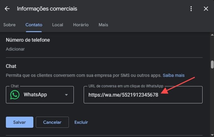 Captura de tela da página de configurações de informações comerciais, exibida em português, com foco na aba "Contato". A interface permite configurar canais de comunicação para um perfil empresarial, destacando a opção de chat via WhatsApp. Há uma descrição informativa: "Permita que os clientes conversem com sua empresa por SMS ou outros apps. Saiba mais", seguida por um menu suspenso com o WhatsApp selecionado. Abaixo, aparece o campo "URL de conversa em um clique do WhatsApp" com o link https://wa.me/5521912345678, indicado por uma seta vermelha. No rodapé da interface, há três botões: "Salvar", "Cancelar" e "Excluir", permitindo gerenciar as alterações. As abas superiores incluem "Sobre", "Contato", "Local", "Horário" e "Mais", sugerindo uma estrutura organizada para editar o perfil comercial.