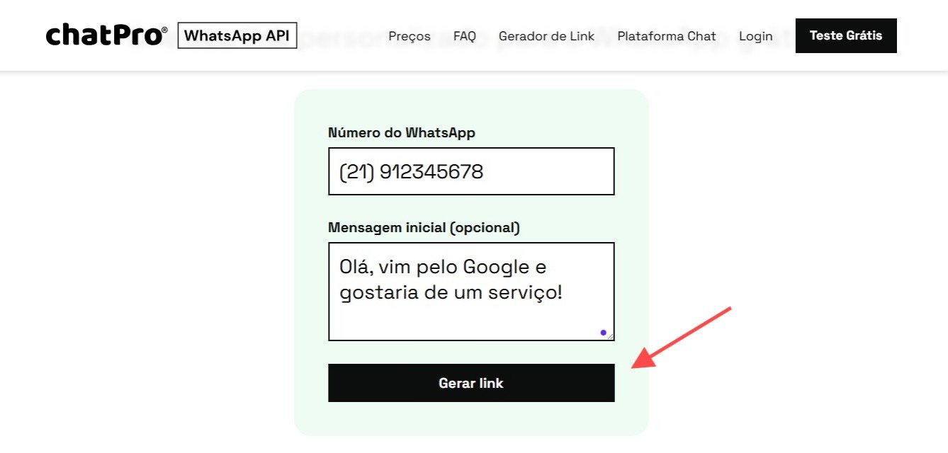 Captura de tela da interface do site chatPro, voltada para geração de links personalizados do WhatsApp via API. No centro da página, há campos para inserir o número de telefone — preenchido com "(21) 912345678" — e uma mensagem inicial opcional, que diz: "Olá, vim pelo Google e gostaria de um serviço!". Abaixo, um botão preto com o texto "Gerar link" é destacado por uma seta vermelha. No topo da página, há um menu de navegação com as opções "Preços", "FAQ", "Gerador de Link", "Plataforma Chat", "Login" e um botão amarelo em destaque com o texto "Teste Grátis". A imagem demonstra claramente o processo de criação de um link de atendimento via WhatsApp, útil para empresas que desejam facilitar o contato com clientes.