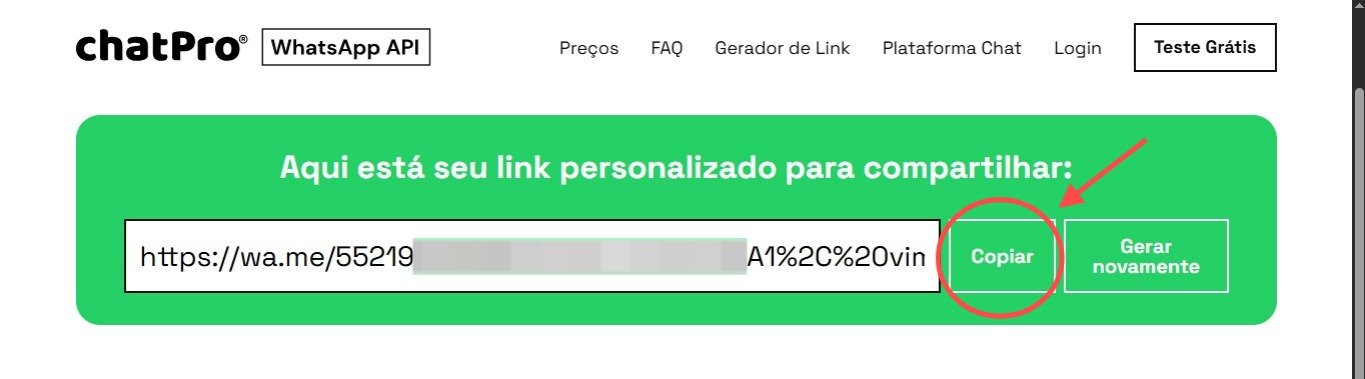 Captura de tela da página do site chatPro dedicada à geração de links personalizados para WhatsApp via API. A interface está em português e exibe uma caixa verde com a mensagem "Aqui está seu link personalizado para compartilhar:", seguida por uma URL iniciada em "https://wa.me/" com parte do conteúdo desfocado. Ao lado do link, há dois botões: "Copiar", destacado com um círculo vermelho, e "Gerar novamente", permitindo ao usuário copiar ou regenerar o link. No topo da página, o menu de navegação inclui as opções "Preços", "FAQ", "Gerador de Link", "Plataforma Chat", "Login" e um botão amarelo em destaque com o texto "Teste Grátis". A imagem demonstra a etapa final do processo de criação de um link de atendimento via WhatsApp, voltado para facilitar a comunicação entre empresas e clientes.