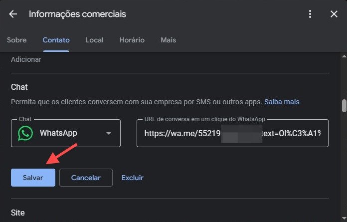 Captura de tela de uma página de configurações de informações comerciais em português, com foco na aba "Contato", onde empresas podem configurar canais de comunicação com clientes. A seção "Chat" apresenta a descrição "Permita que os clientes conversem com sua empresa por SMS ou outros apps. Saiba mais", seguida por um menu suspenso com "WhatsApp" selecionado como método de contato. Abaixo, há um campo com o rótulo "URL de conversa em um clique do WhatsApp", exibindo um link parcialmente oculto iniciado por "https://wa.me/55219...". No rodapé da interface, aparecem os botões "Salvar", "Cancelar" e "Excluir", com uma seta vermelha apontando para o botão "Salvar". A aba "Site" também é visível, embora sem informações preenchidas. A imagem destaca a integração do WhatsApp como canal direto de atendimento empresarial.