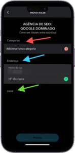 Captura de tela da interface de um aplicativo móvel em português, exibindo o formulário de cadastro de um novo local comercial. No topo, aparece o título "NOVO LOCAL" seguido pelo nome "AGÊNCIA DE SEO | GOOGLE DOMINADO" e a instrução "Conte dos Visores sobre este local". Três seções principais estão destacadas por setas coloridas: uma seta vermelha aponta para "Categorias", com a opção "Adicionar uma categoria"; uma seta azul indica a seção "Endereço", com campos para "Nome da rua" e "Nº da casa"; e uma seta verde destaca a seção "Local". Na parte inferior da tela, há um botão rotulado "Pronto", sugerindo a finalização do cadastro. A imagem representa o processo de inclusão de informações detalhadas sobre um ponto comercial em uma plataforma de localização ou SEO.