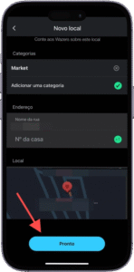 Captura de tela da interface de um aplicativo móvel em português para adicionar um novo local. No topo, aparece o título "Novo local" seguido pela frase "Conte aos Vizinhos sobre este local". A categoria "Market" está selecionada, com a opção "Adicionar uma categoria" acompanhada de um ícone de marca de seleção verde. A seção de endereço inclui campos para "Nome da rua" e "Nº da casa", e logo abaixo há uma prévia de mapa com um marcador vermelho indicando a localização. Na parte inferior da tela, um botão azul com o texto "Pronto" está destacado por uma seta vermelha, indicando a finalização do cadastro. A imagem representa o processo de inclusão de um estabelecimento comercial em uma plataforma de mapeamento ou comunidade local.