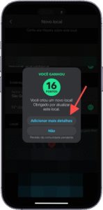 Captura de tela de um aplicativo móvel em português exibindo uma notificação pop-up que informa: "VOCÊ GANHOU 16 pontos. Você criou um novo local! Obrigado por atualizar este local." Abaixo da mensagem, há dois botões: "Adicionar mais detalhes", destacado por uma seta vermelha, e "Não", oferecendo opções de continuidade ou encerramento da ação. Na parte inferior da notificação, aparece o texto "Revisão de contribuição pendente", indicando que a atualização ainda será avaliada. A imagem representa um sistema de recompensas por contribuições de localização, incentivando o engajamento do usuário na melhoria de dados públicos.